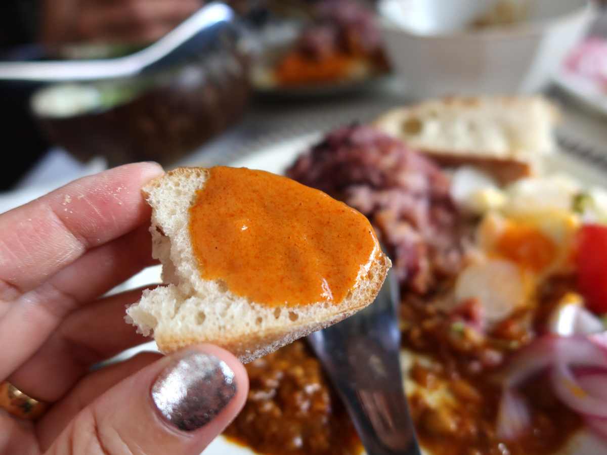 フライパンでカリカリに焼いたバケットに付けて