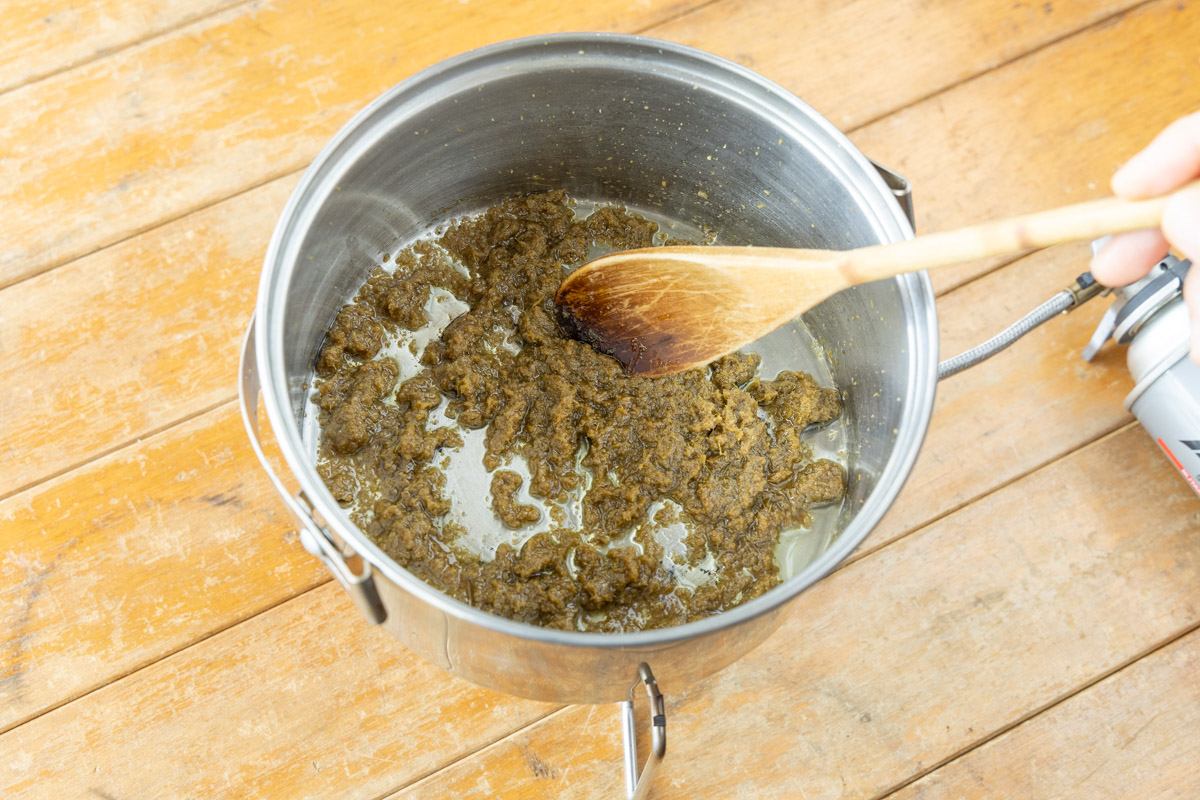 グリーンカレーペーストを油で炒める