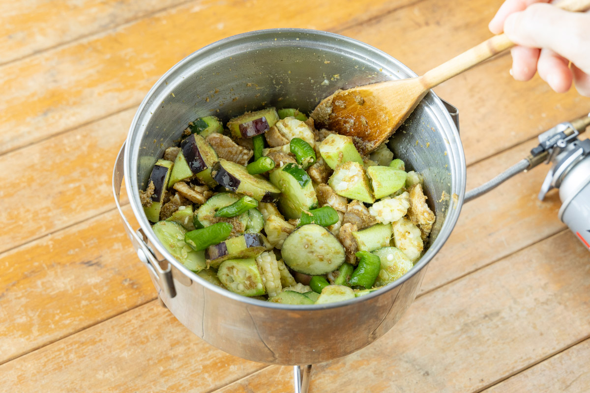 野菜を炒める