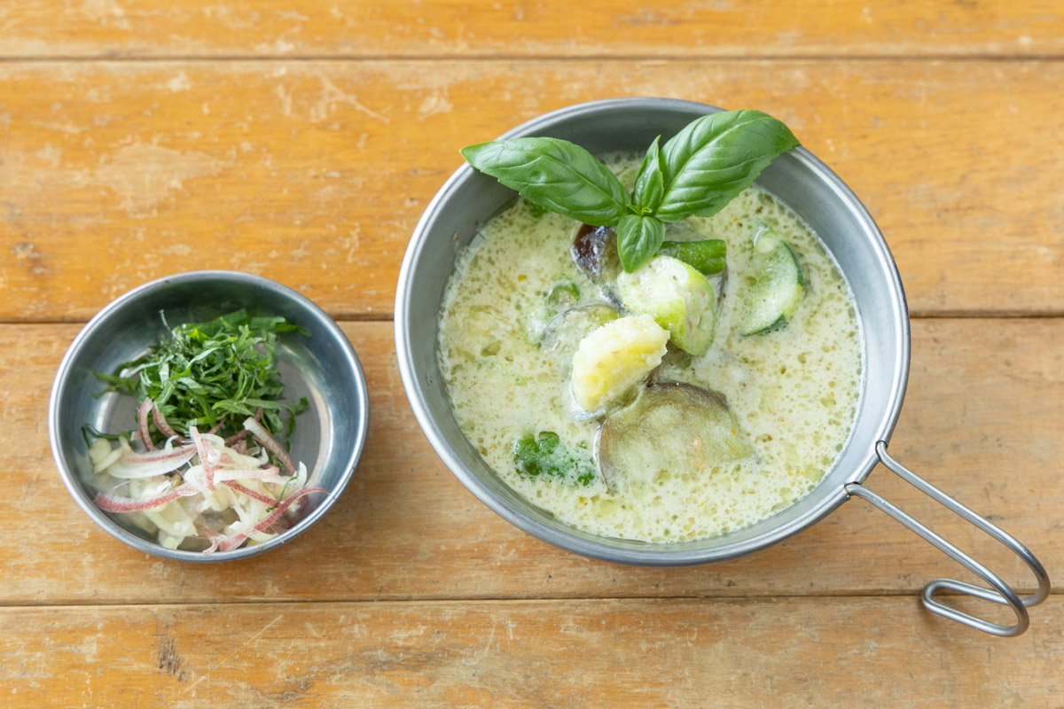 完成した夏野菜のグリーンカレー