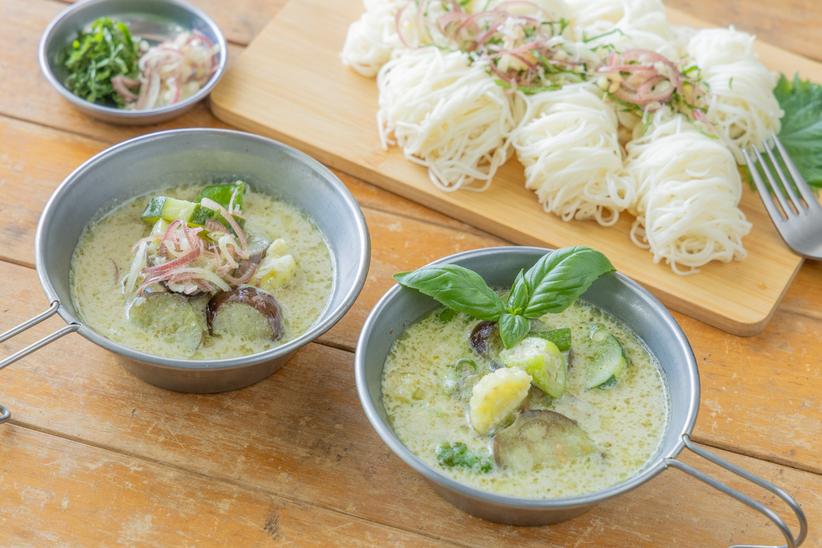 暑い夏にぴったり!そうめんで味わう「夏野菜たっぷりグリーンカレー」レシピ