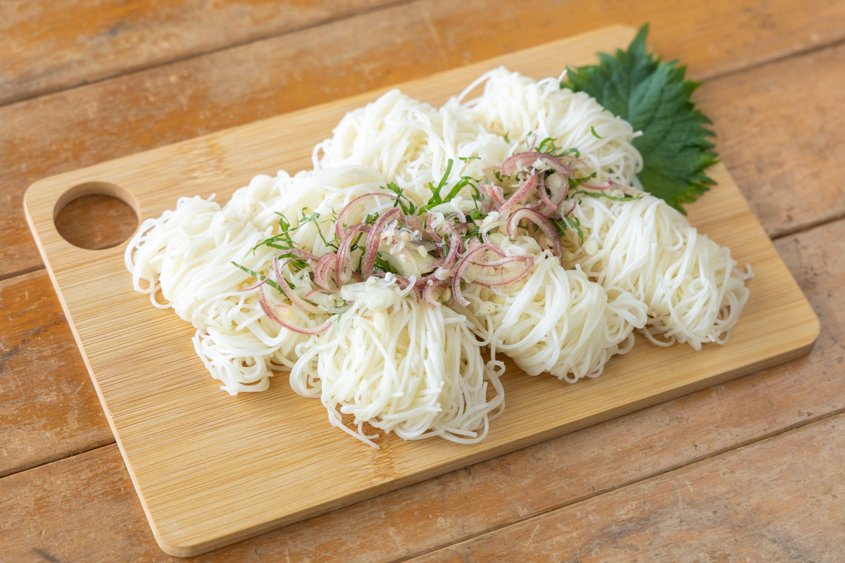 大葉とみょうがをトッピングしたそうめん