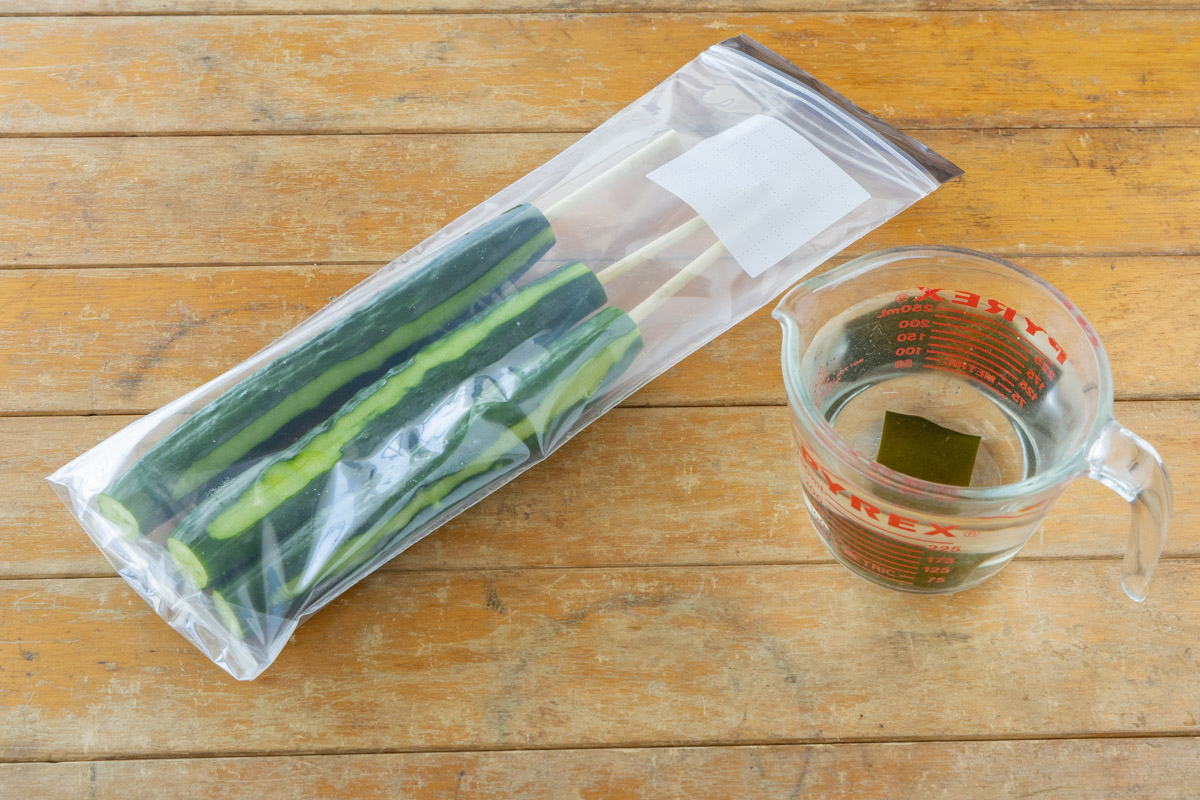 保存袋に入れたきゅうりに昆布液を注ぎ冷凍する