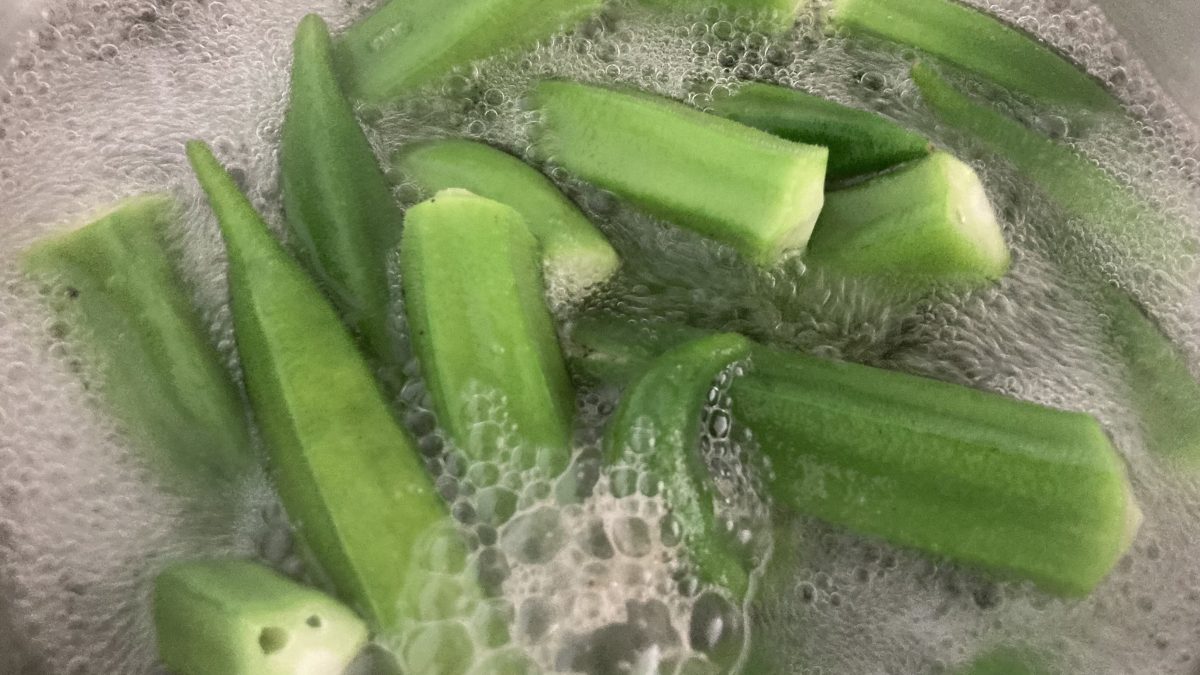 オクラを茹でている様子