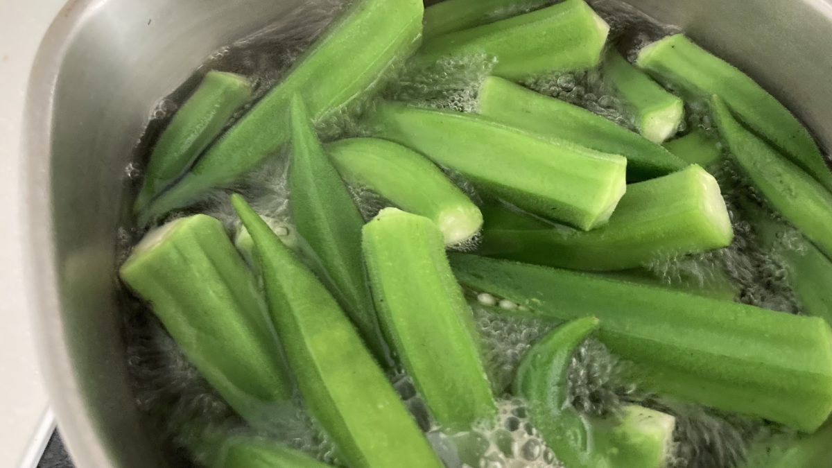 オクラを茹でている様子