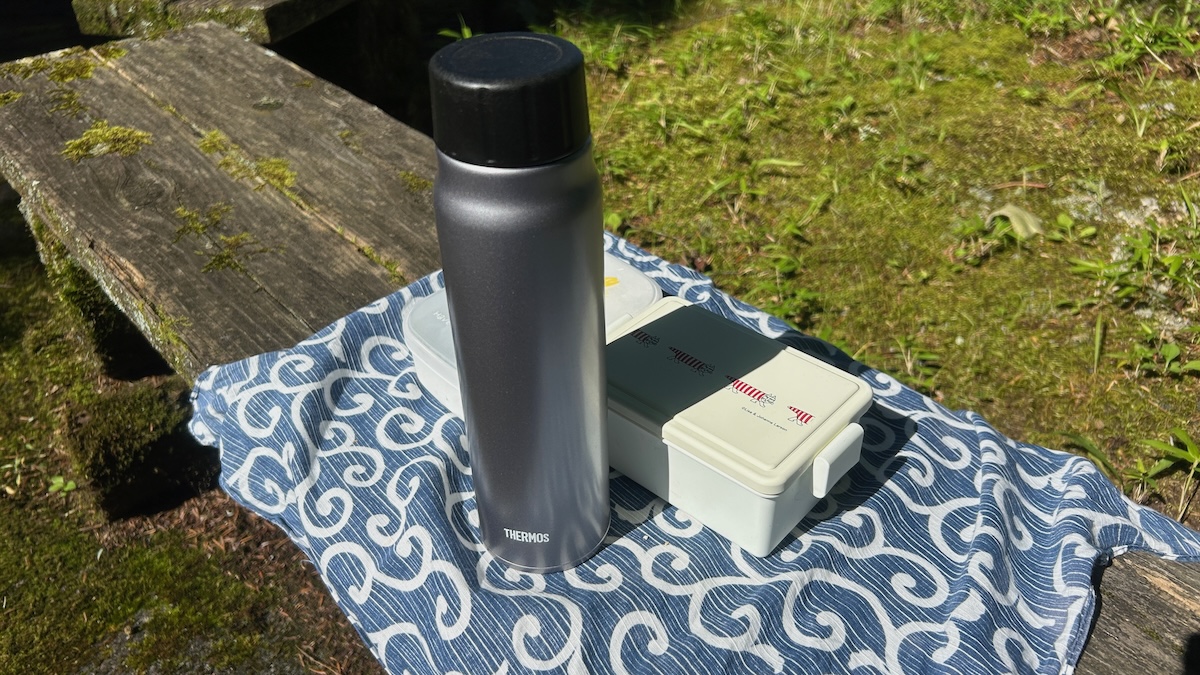 お弁当と「保冷炭酸飲料ボトル」