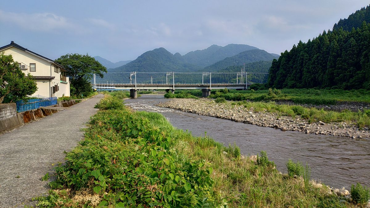 増水した川