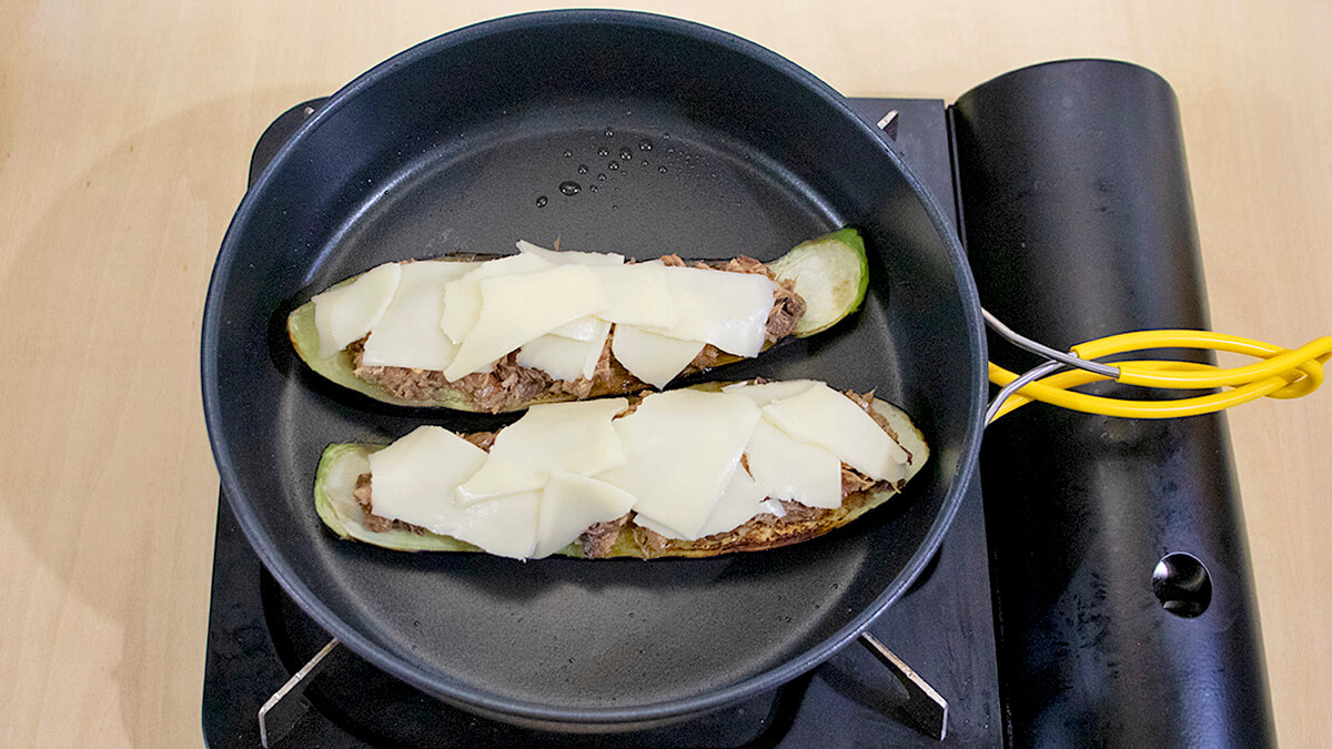 具材ととろけるチーズを乗せて加熱する