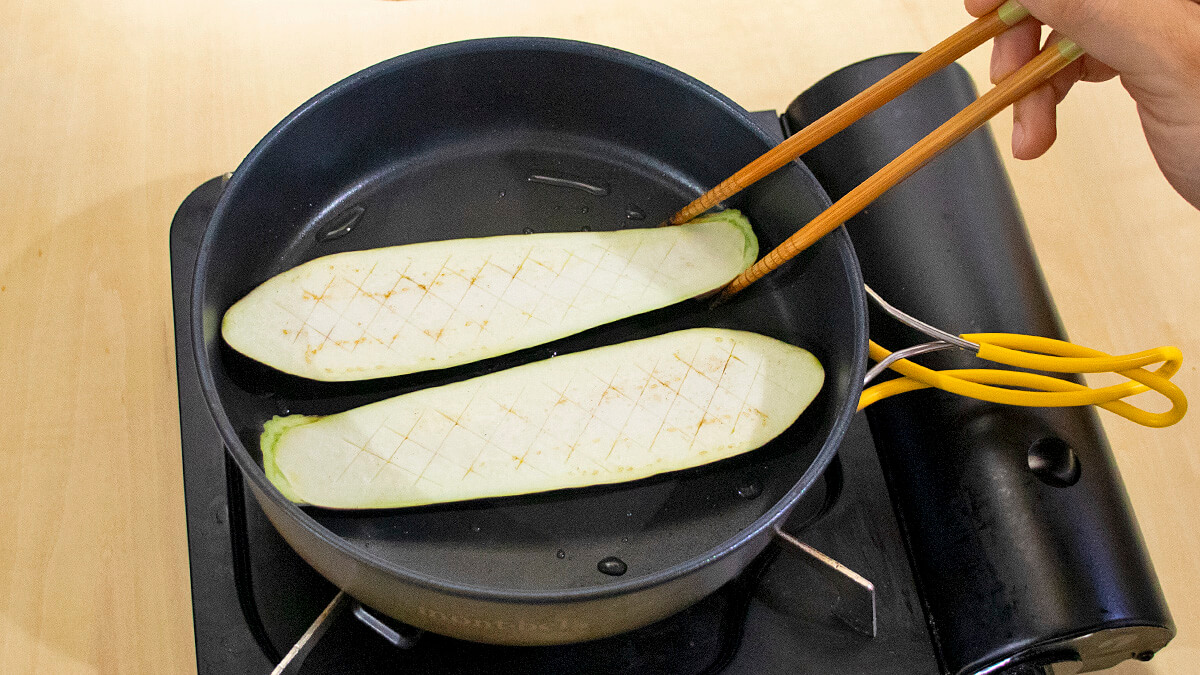 なすを皮から焼く