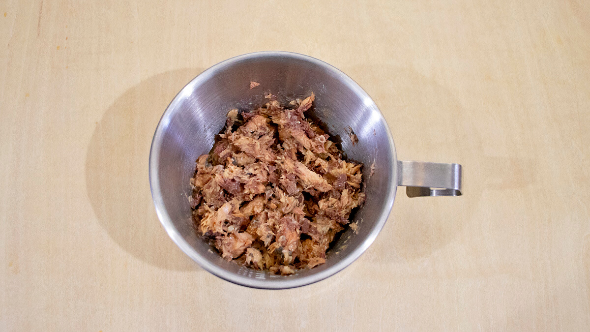 サバ味噌煮缶とおろししょうがを混ぜる