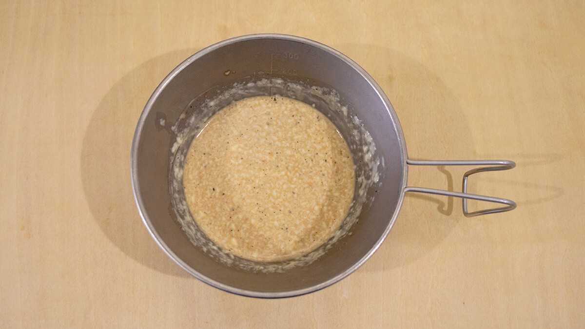 調味料を混ぜてドレッシングを作る