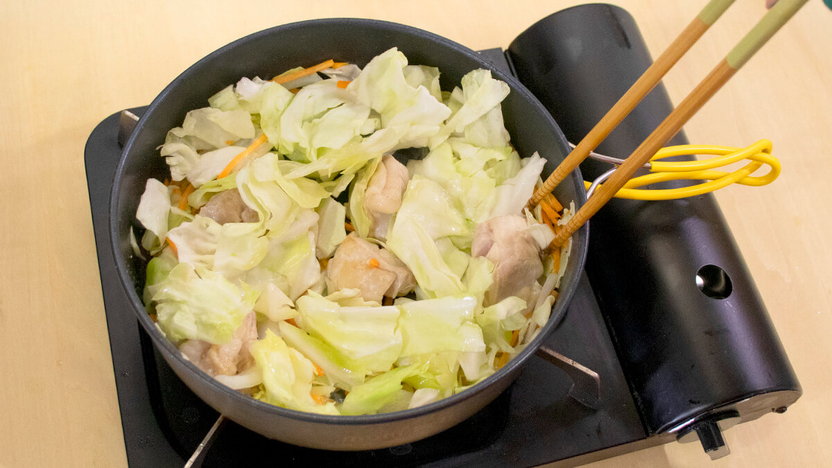 カット野菜を炒める