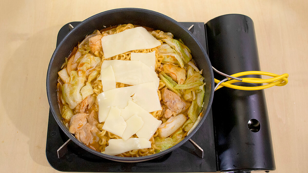 とろけるチーズが溶けるまで加熱する