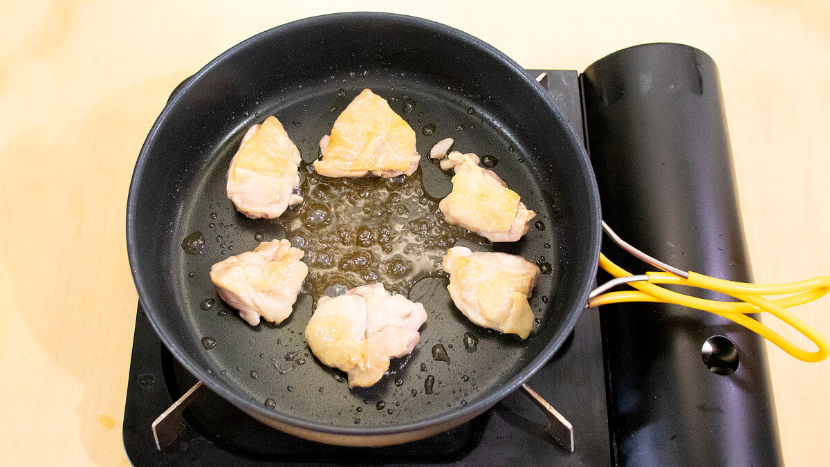 鶏もも肉を皮から炒める