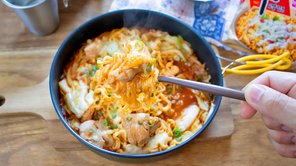 「辛ラーメントゥーンバ」で作るタッカルビ風