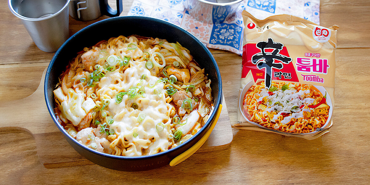 人気の「辛ラーメントゥーンバ」をさらにおいしくいただくアレンジレシピ! キャンプ飯にも最高