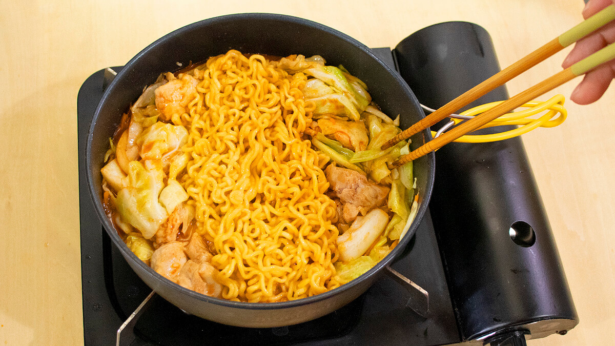 スペースに麺を入れる