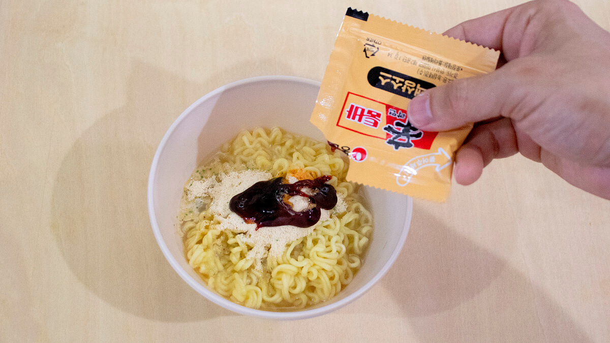 麺にスープを加える