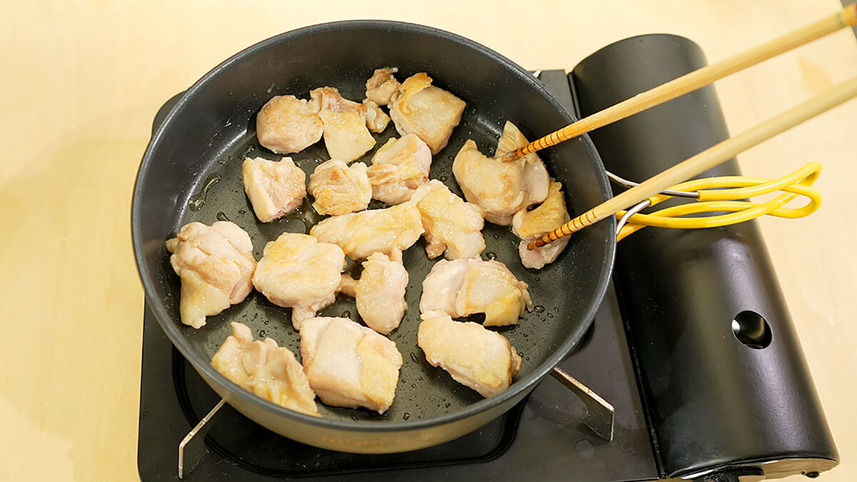 鶏もも肉を炒める