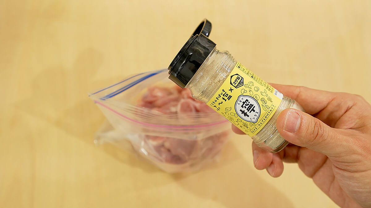 鶏もも肉に下味を付ける