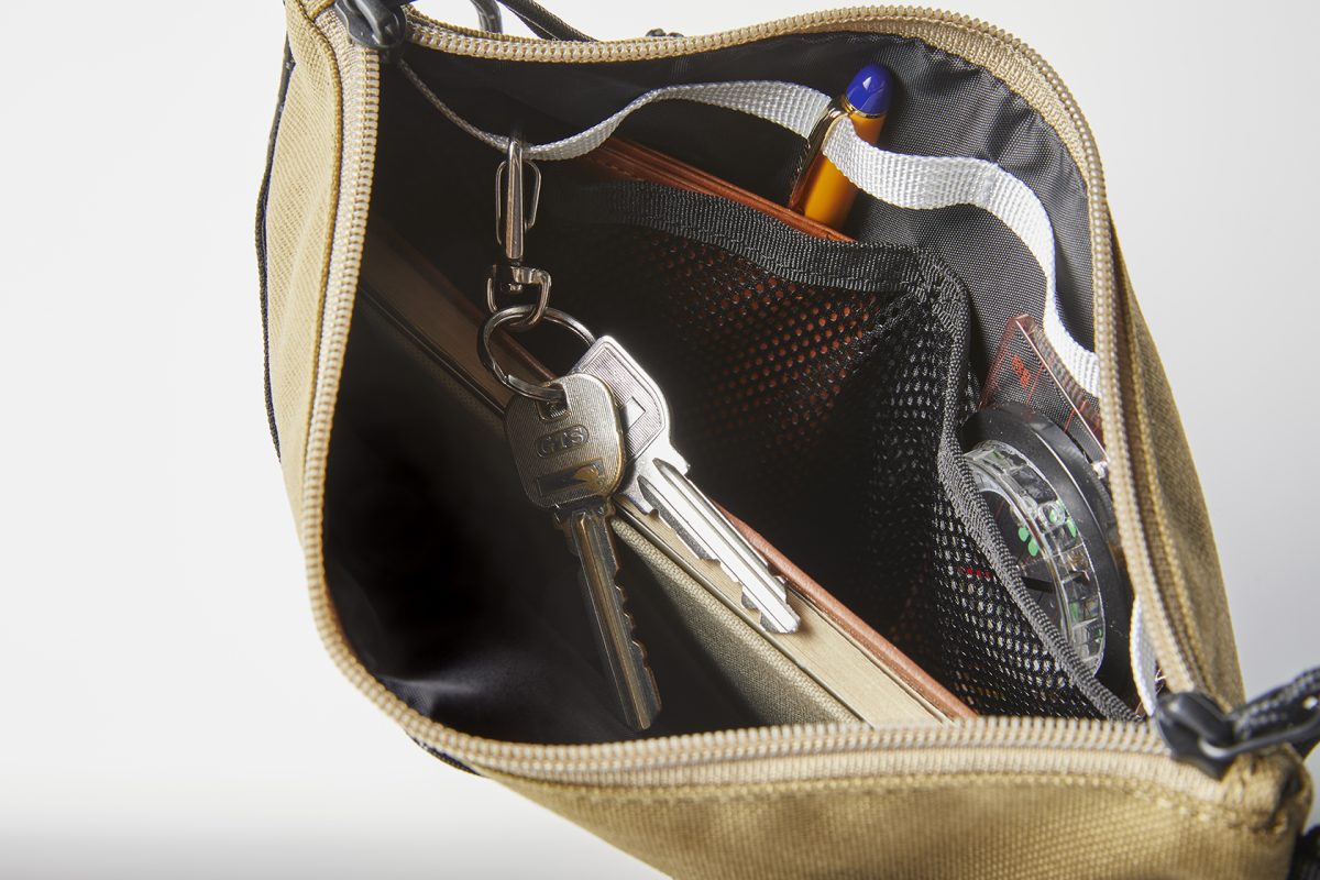 サコッシュの中に荷物が詰められている様子。