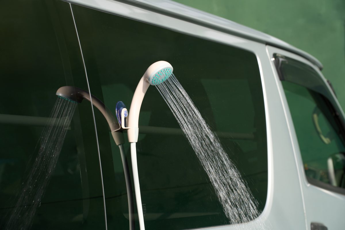水道・電源いらずで、どこでもシャワー!ロゴスの「野電 リチャージャブルシャワー」は夏のアウトドアのマストアイテムだっ