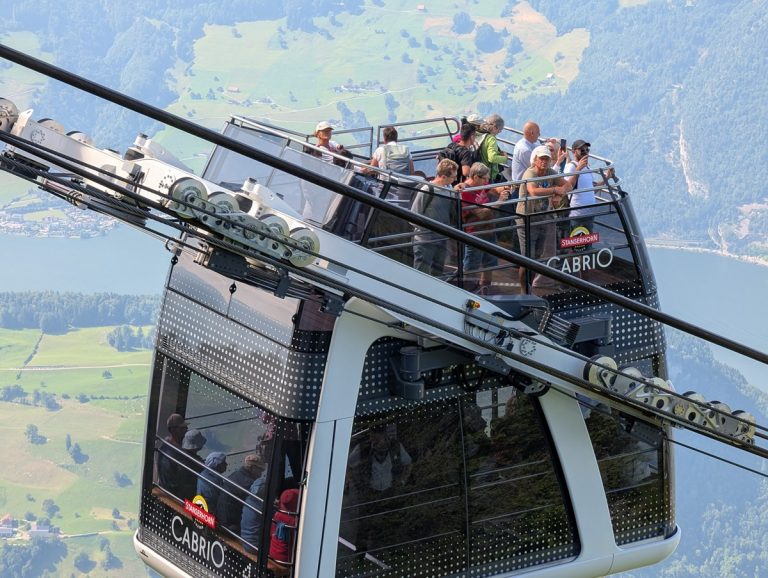 Swiss Ropeway Channel スイスでオープンデッキのあるロープウェイに乗った!【「海外書き人クラブ」お世話係・柳沢有紀夫の世界は愉快!】 | 海外の旅 【BE-PAL ...