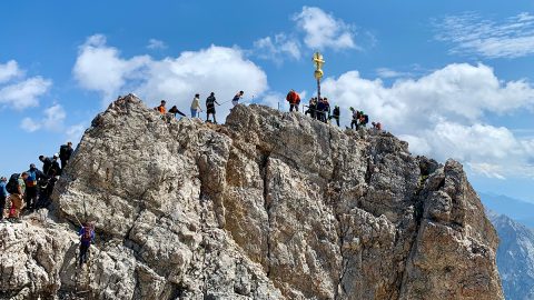 ドイツの最高峰「ツークシュピッツェ」へ岩場ルートでGO！その頂で目にした“意外な光景”　　　