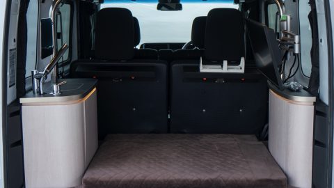 これホントに軽自動車!? 高級感あふれるキャンピングカー「ルネッタ」で贅沢な車中泊を！