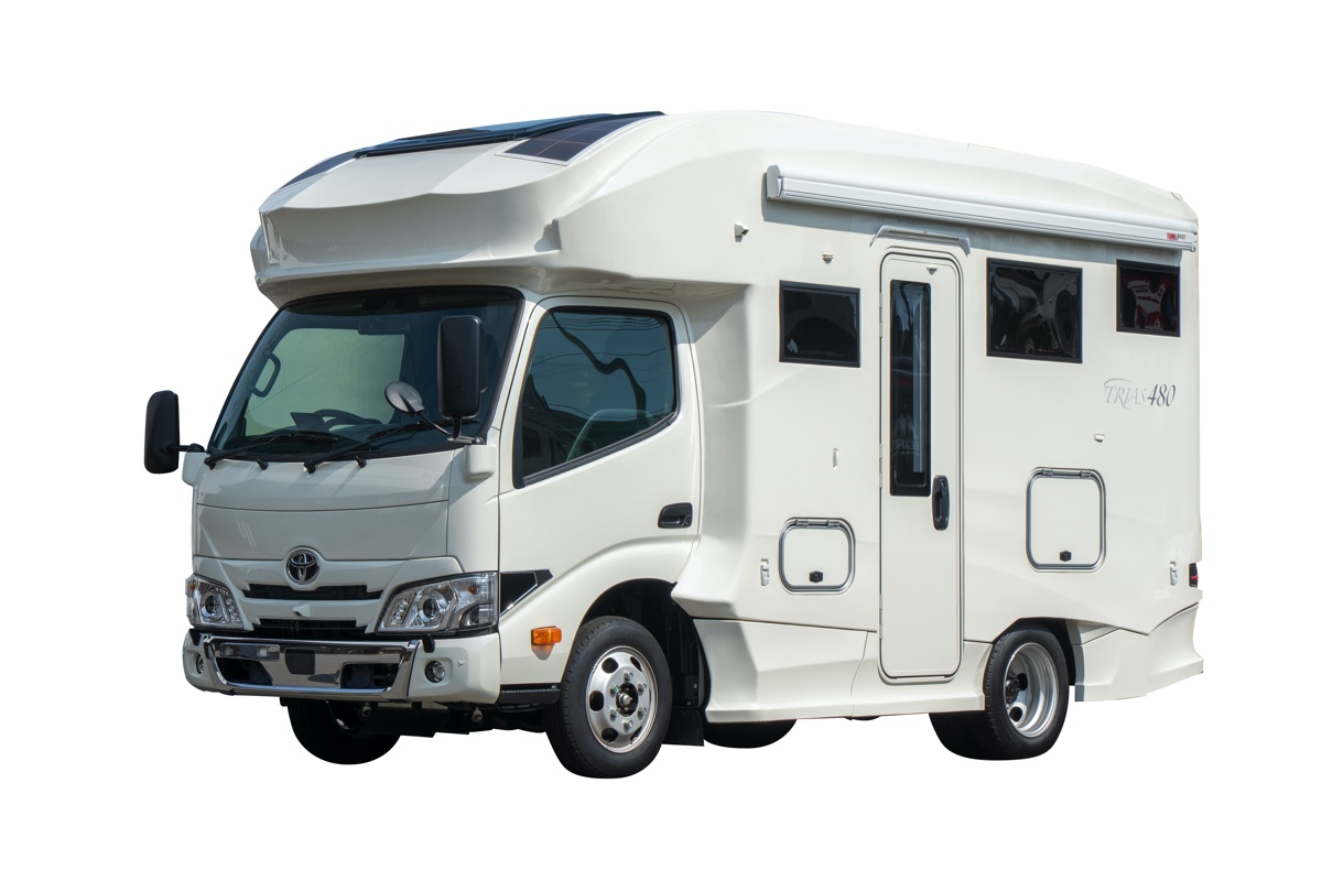 トラックベースのキャンピングカーに憧れるなら、コンパクト&機能美の「トリアス480」!