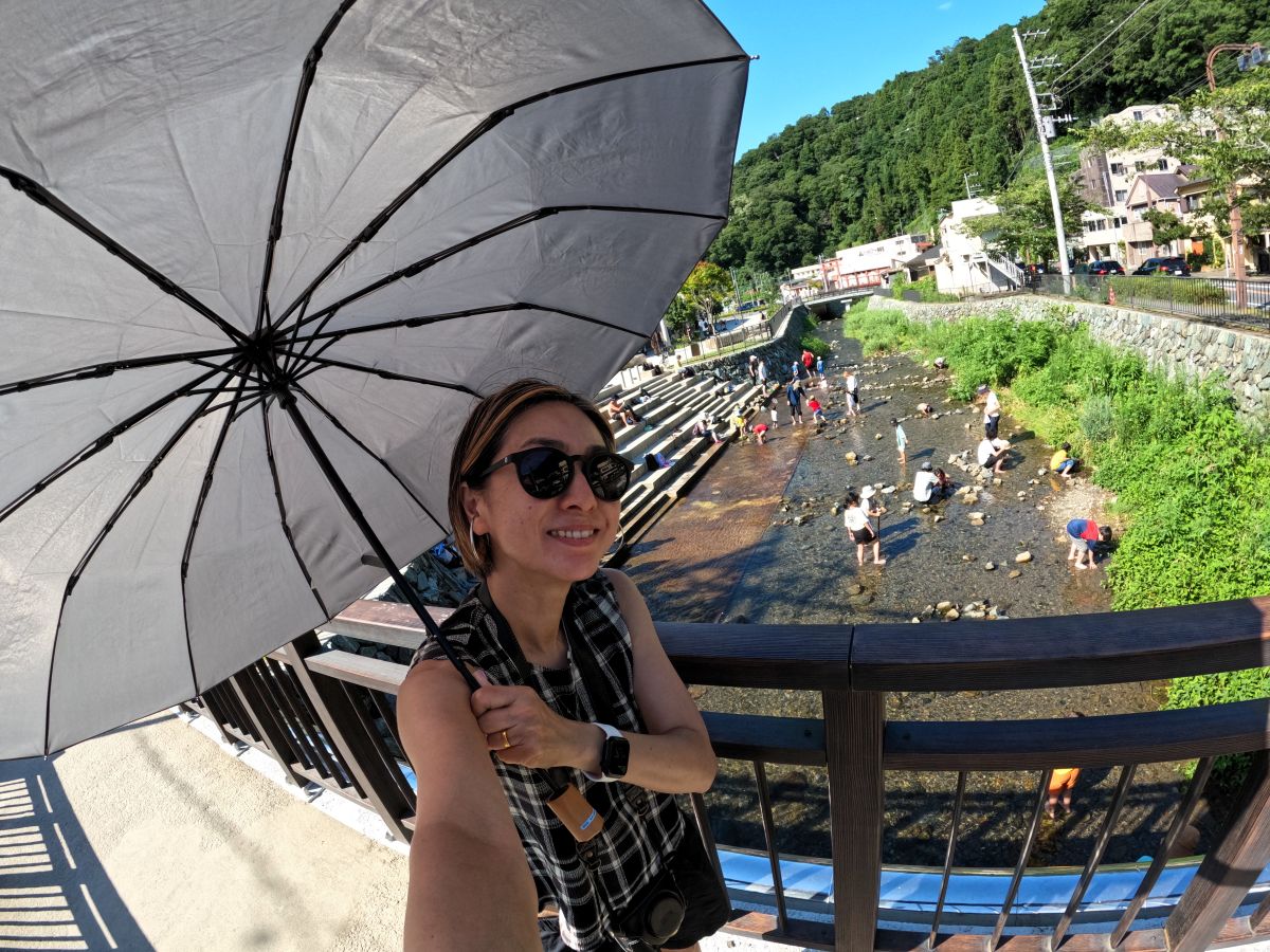 高尾山口駅近くの遊び場は山だけじゃない!高尾山ふもと公園で子連れの“駅前川遊び”体験