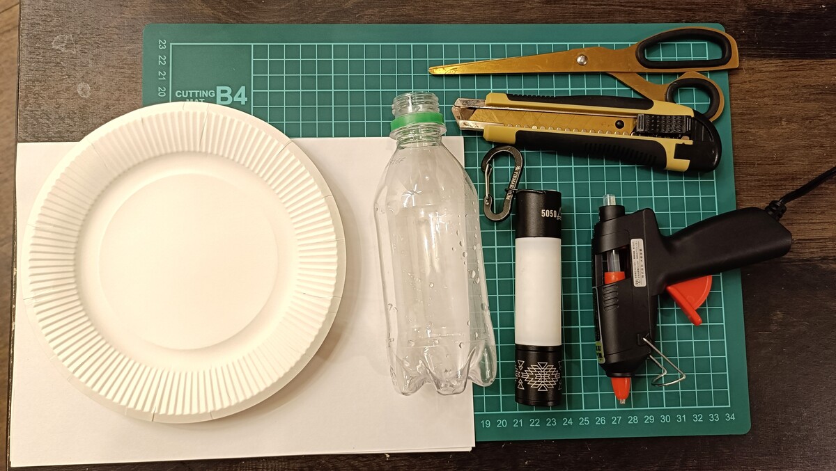 シェードランプを作る材料と道具が並んでいる。