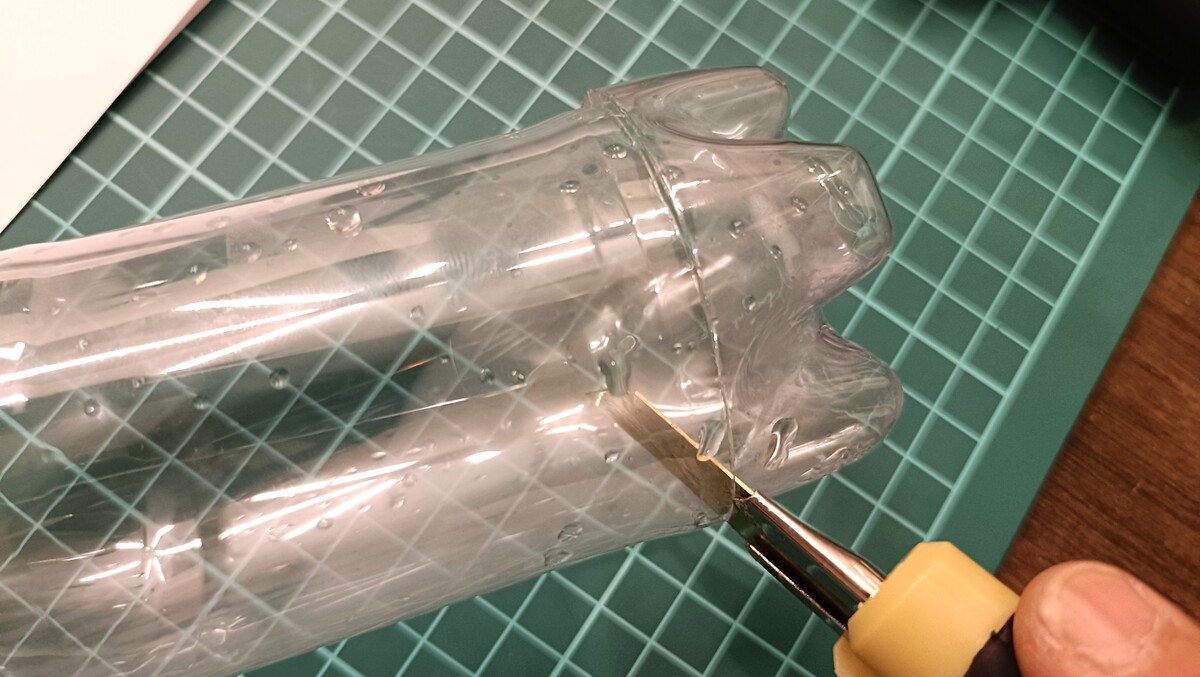ペットボトルを切っている様子。