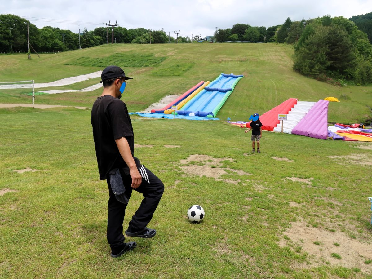 ボール遊びする父子