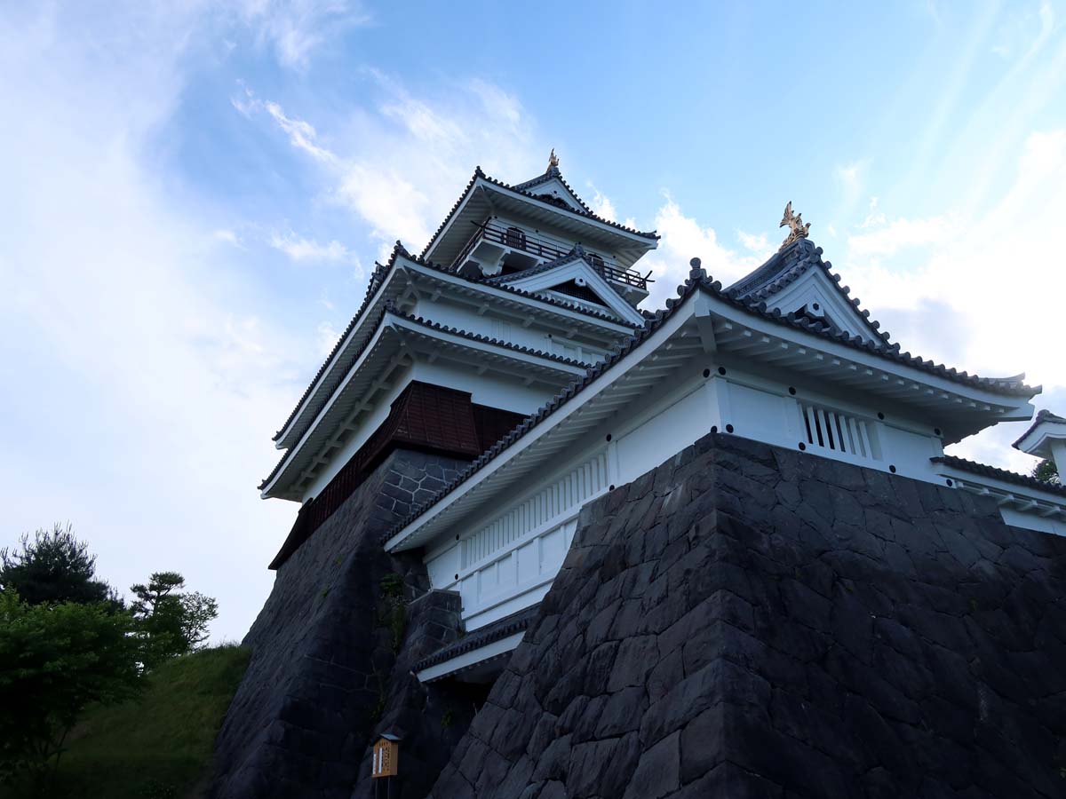 町を見下ろす上山城