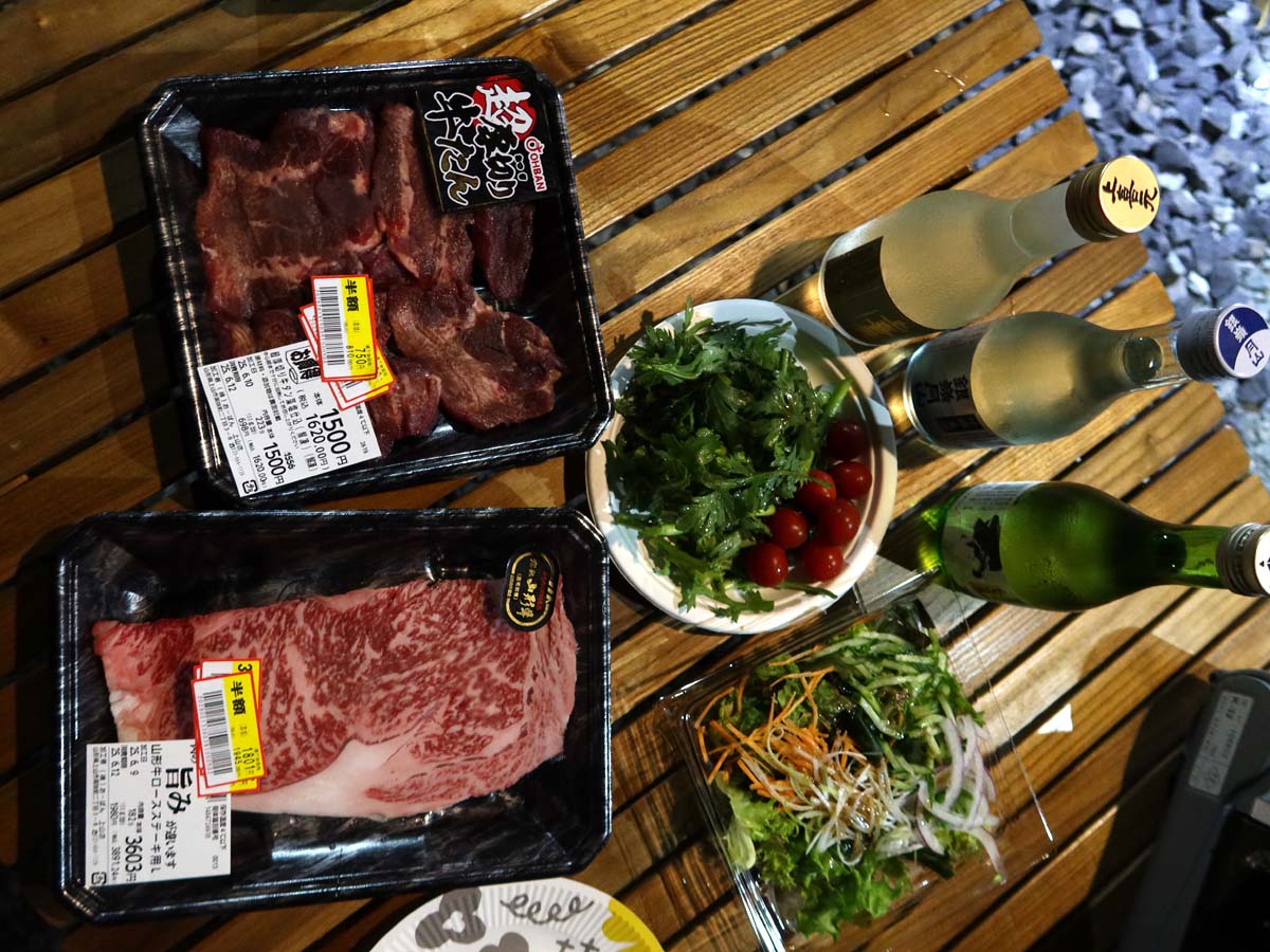 まずはスーパーに向かって今夜の夕飯を買います。