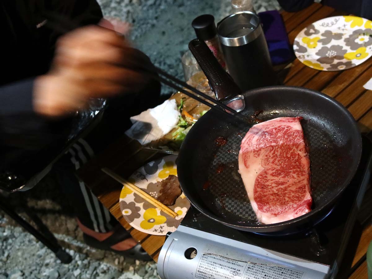 昼間に買った、ステーキ肉を焼いていきます。