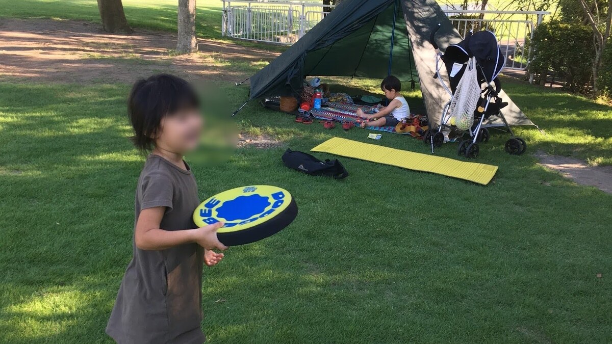 子どもとドッジビーを楽しんでいる様子。