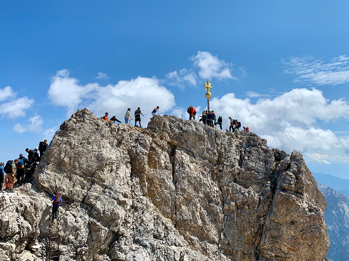 ドイツの最高峰「ツークシュピッツェ」へ岩場ルートでGO!その頂で目にした“意外な光景”