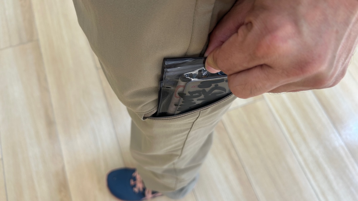 パンツのカーゴポケットにもWallet02を入れる。