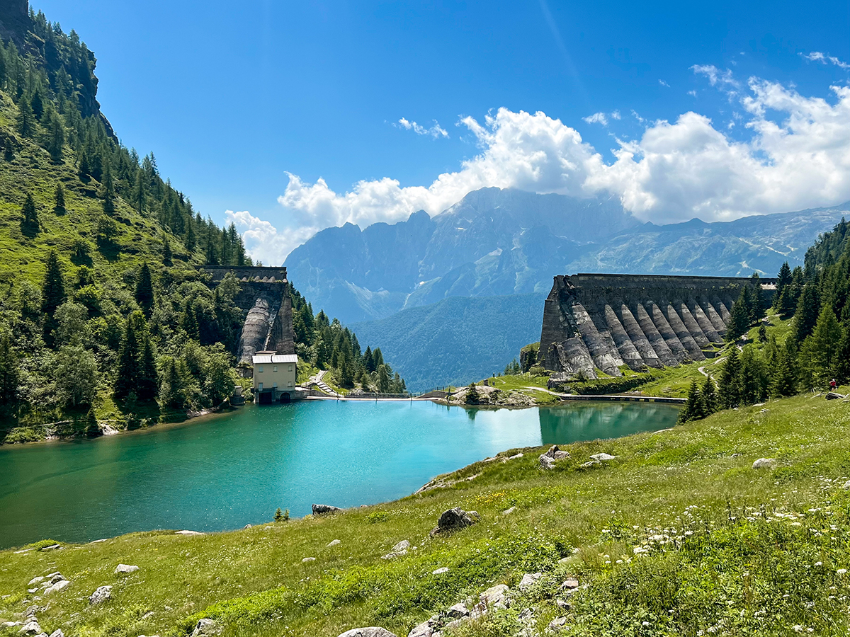 イタリア北部の知られざる幻景「グレノダム廃墟」へ。自然と歴史が交差する秘境ハイキング体験