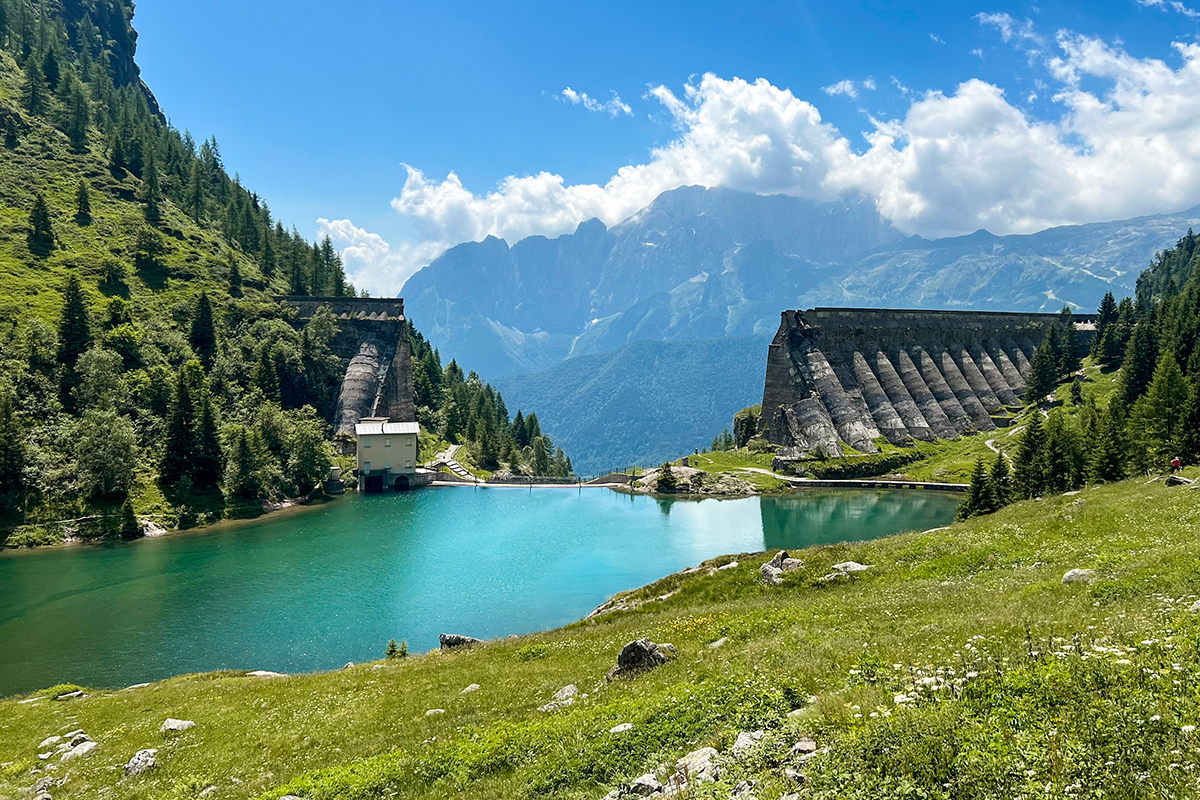 イタリア北部の知られざる幻景「グレノダム廃墟」へ。自然と歴史が交差する秘境ハイキング体験