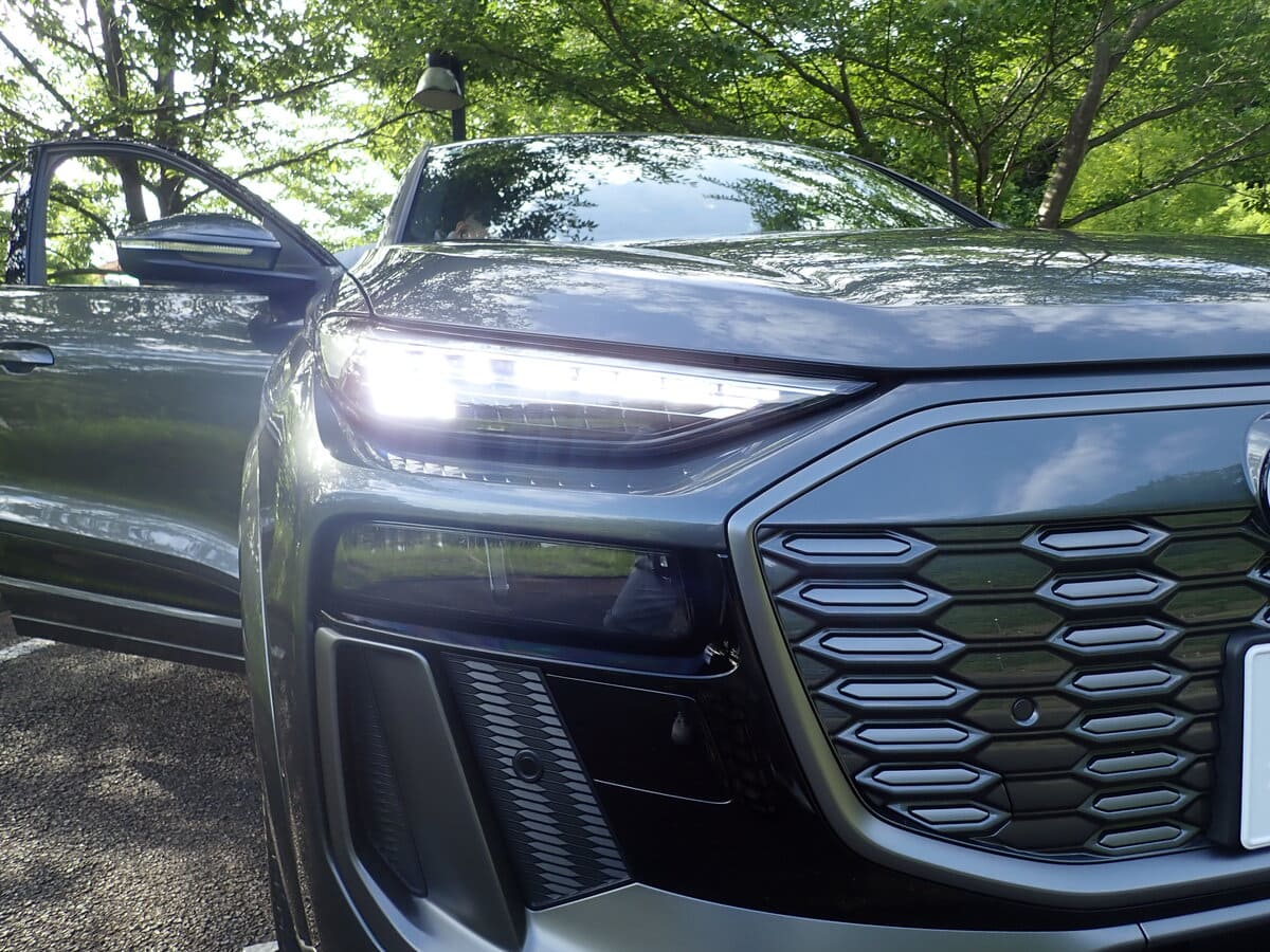 アウディ Q6 e-tron quattro advanced