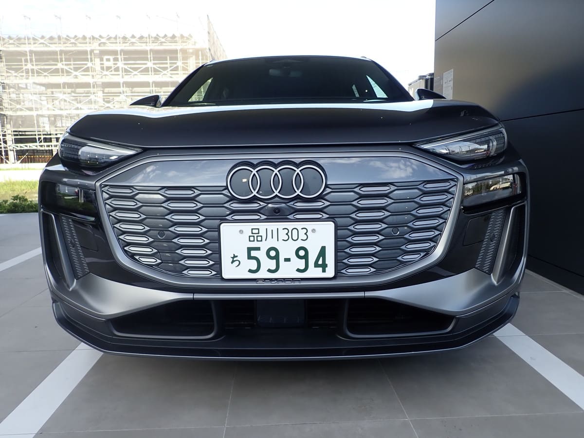 アウディ Q6 e-tron quattro advanced