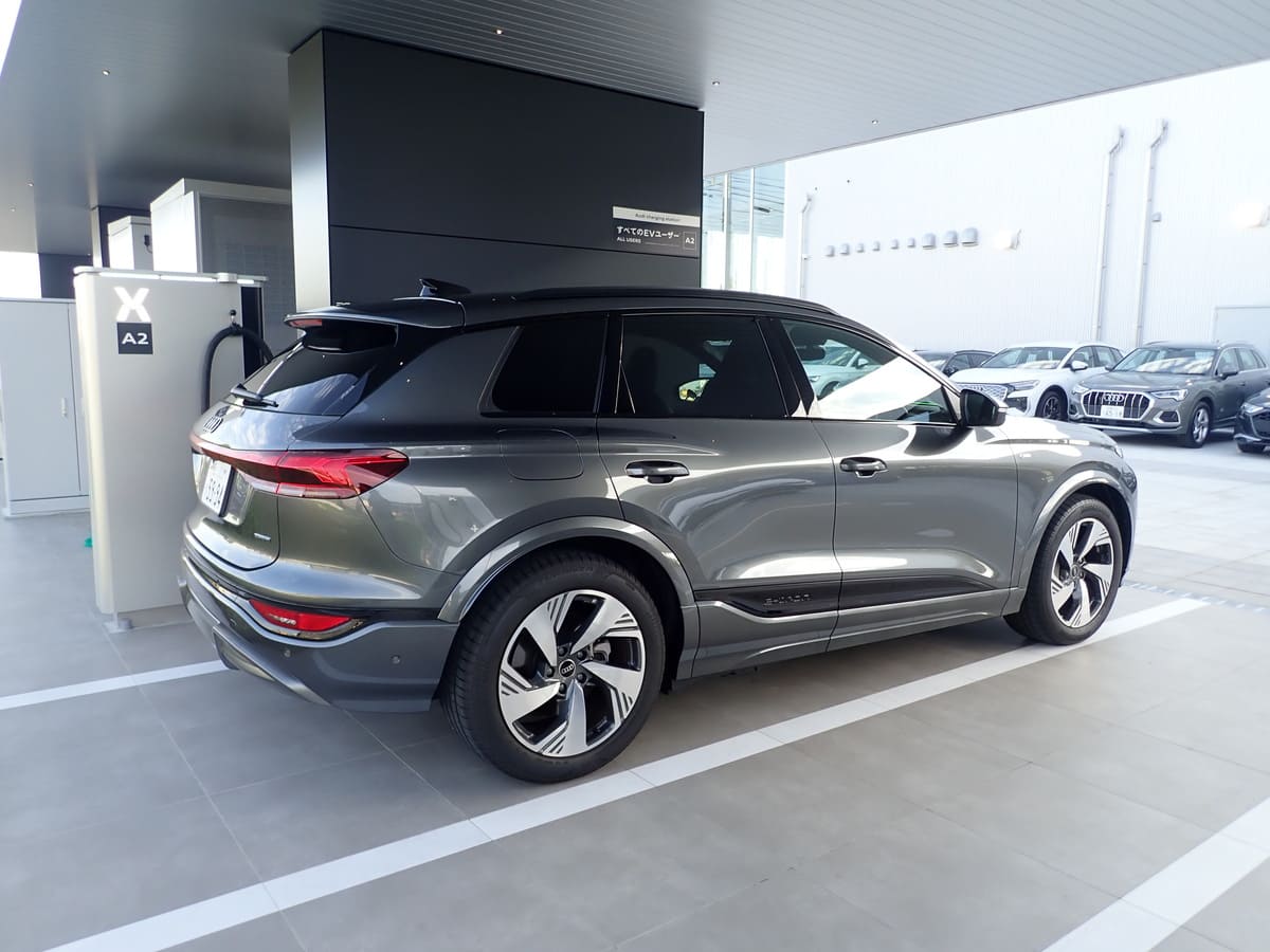 アウディ Q6 e-tron quattro advanced