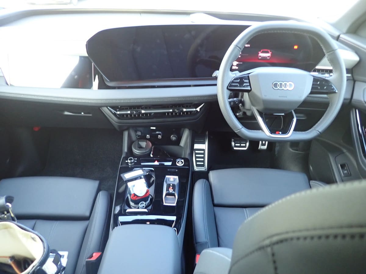 アウディ Q6 e-tron quattro advanced