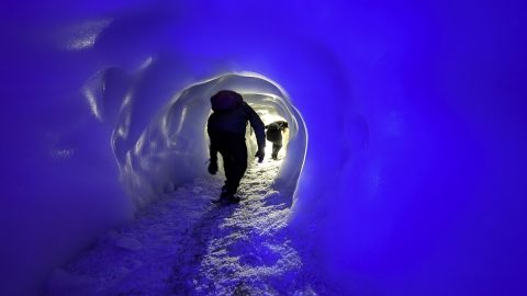 オーストリアの氷が作る芸術的な「氷河洞窟」！【「海外書き人クラブ」お世話係・柳沢有紀夫の世界は愉快！】