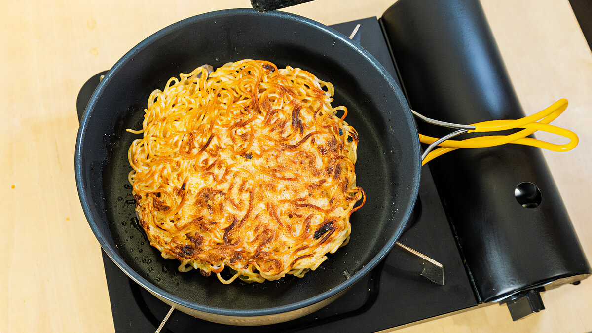 豚バラ肉に焼き色が付くまで焼く