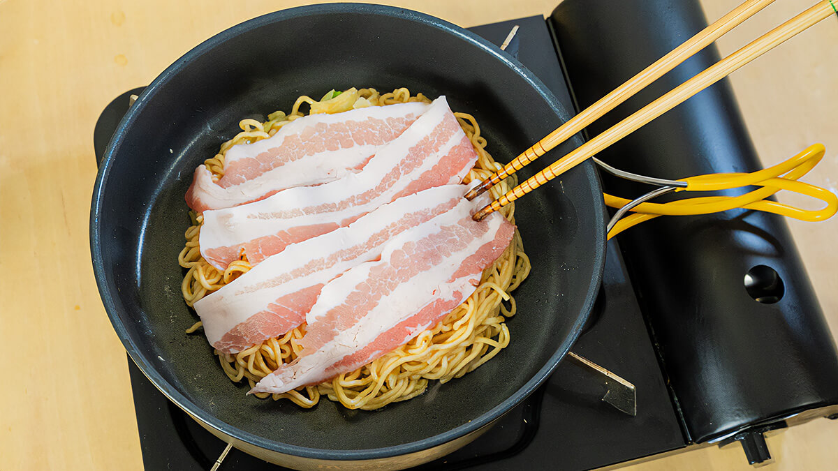 フライパンで生地を焼く