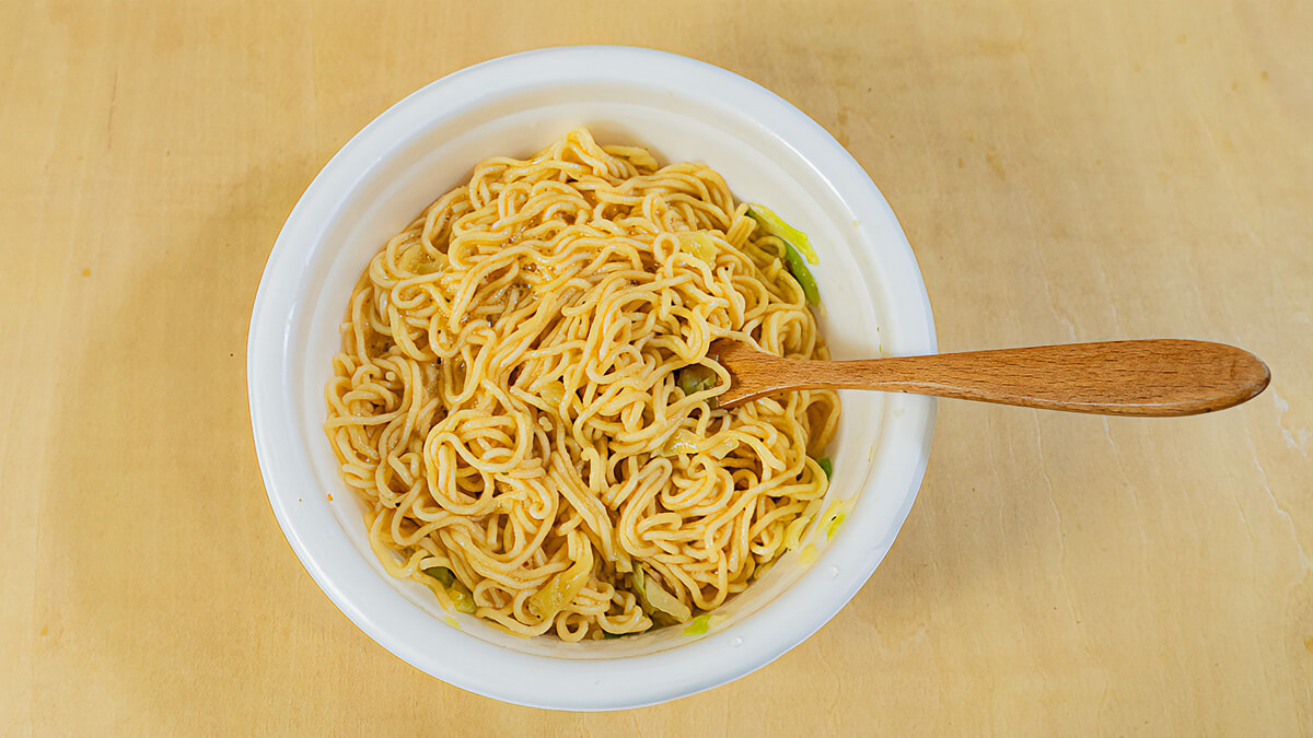 スパイスと卵を加えて混ぜる